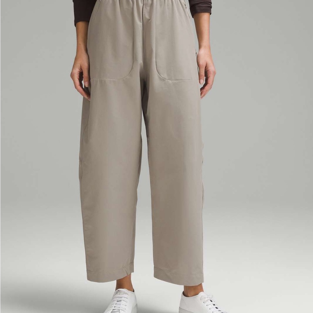 Lightweight Mid-Rise Barrel-Leg Cropped Pant